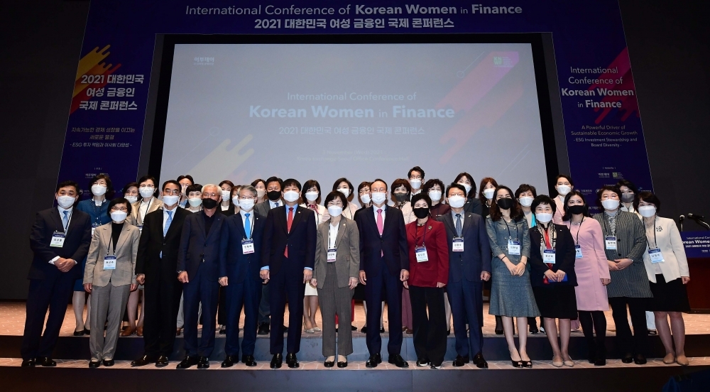 ▲이투데이가 여성금융인네트워크와 공동 주최한 '2021 대한민국 여성 금융인 국제콘퍼런스'가 3일 서울 여의도 한국거래소 콘퍼런스홀에서 열렸다. '지속가능한 성장을 이끄는 새로운 물결 -ESG 투자 책임과 이사회 다양성-'을 주제로 열린 이번 행사는 내년 8월 자본시장법 개정의 시행을 앞두고 금융계 고위직의 다양성 확보 방안을 모색하기 위한 공론의 장이다. 정영애(앞줄 왼쪽 일곱 번째) 여성가족부 장관, 구윤철(앞줄 왼쪽 여섯 번째) 국무조정실장, 민형배(앞줄 왼쪽 다섯 번째) 국회 정무위원회 위원, 최운열(앞줄 왼쪽 여덟 번째) 전 의원, 김상경(앞줄 왼쪽 아홉 번째) 여성금융인네트워크 회장, 김광수(앞줄 왼쪽 열번째) 은행연합회 회장, 김상철(앞줄 왼쪽) 이투데이 대표이사 등 내빈들이 기념촬영을 하고 있다. 신태현 기자 holjjak@ (이투데이DB)