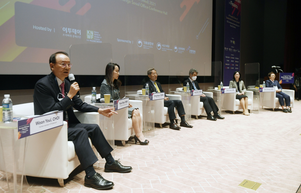▲‘2021 여성 금융인 국제 콘퍼런스’ 패널토론 좌장을 맡은 최운열 전 국회의원이 3일 여의도 한국거래소 국제컨퍼런스홀에서 발언을 하고 있다. 왼쪽부터 최 전 국회의원, 박현남 도이치은행 대표, 윤종규 KB금융지주 회장, 윤종원 기업은행장, 김연준 금융위원회 금융산업국 은행과장, 박선영 한국여성정책연구원 선임연구원.  (조현호 기자 hyunho@)
