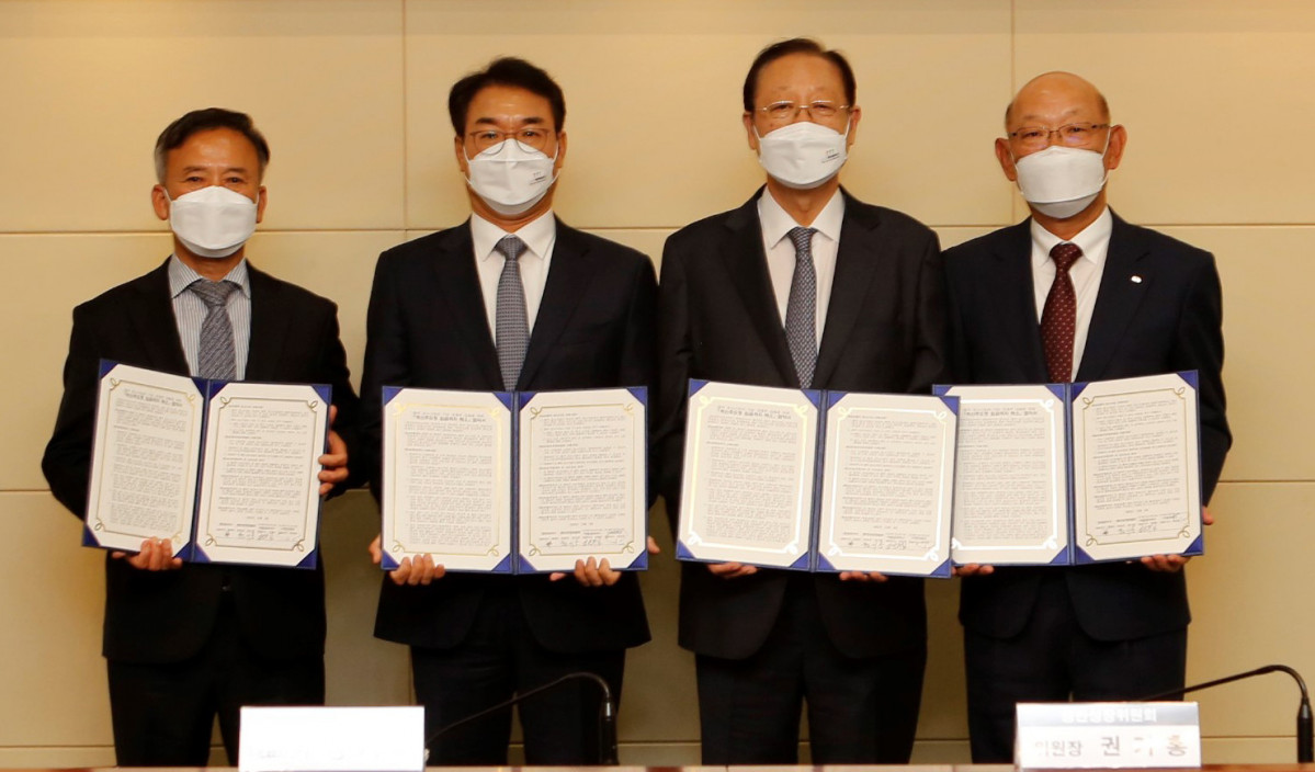 ▲현대위아 정재욱 사장이 3일 서울 영등포구 중소기업중앙회에서 동반성장위원회와 ‘혁신주도형 임금격차 해소 협약’을 맺은 후 기념사진을 찍고 있다. 사진 왼쪽부터 박근종 영진테크 대표, 정재욱 현대위아 사장, 권기흥 동반성장위원장, 강삼수 이엠코리아 대표.   (사진제공=현대위아)