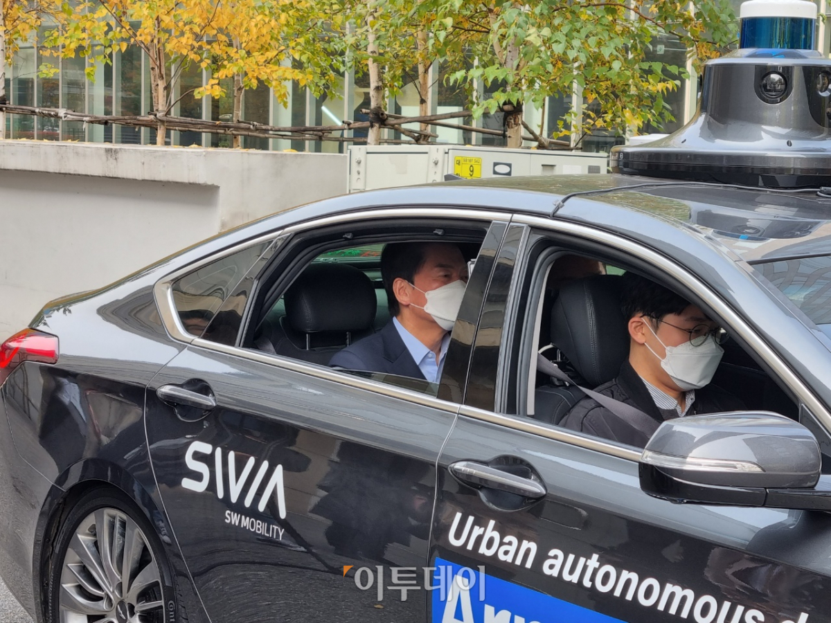 ▲안철수 국민의당 대표가 4일 오전 경기도 안양에 있는 자율주행차 소프트웨어 밴처기업 SWM을 방문해 자율주행차 시승을 하고 있다. (박준상 기자 jooooon@)