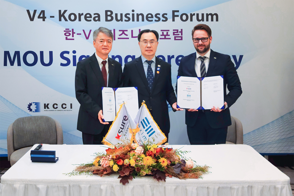 ▲이인호(왼쪽 첫번째) 한국무역보험공사 사장이 3일(현지시간) 헝가리 부다페스트 메리어트호텔에서 문승욱 산업통상자원부 장관(가운데) 임석 하에 Gergely Jakli(게르겔리 야클리) Hungary Export-Import Bank(헝가리수출입은행) CEO와 업무협약서에 서명 후 기념촬영을 하고 있다.  (사진제공=한국무역보험공사)