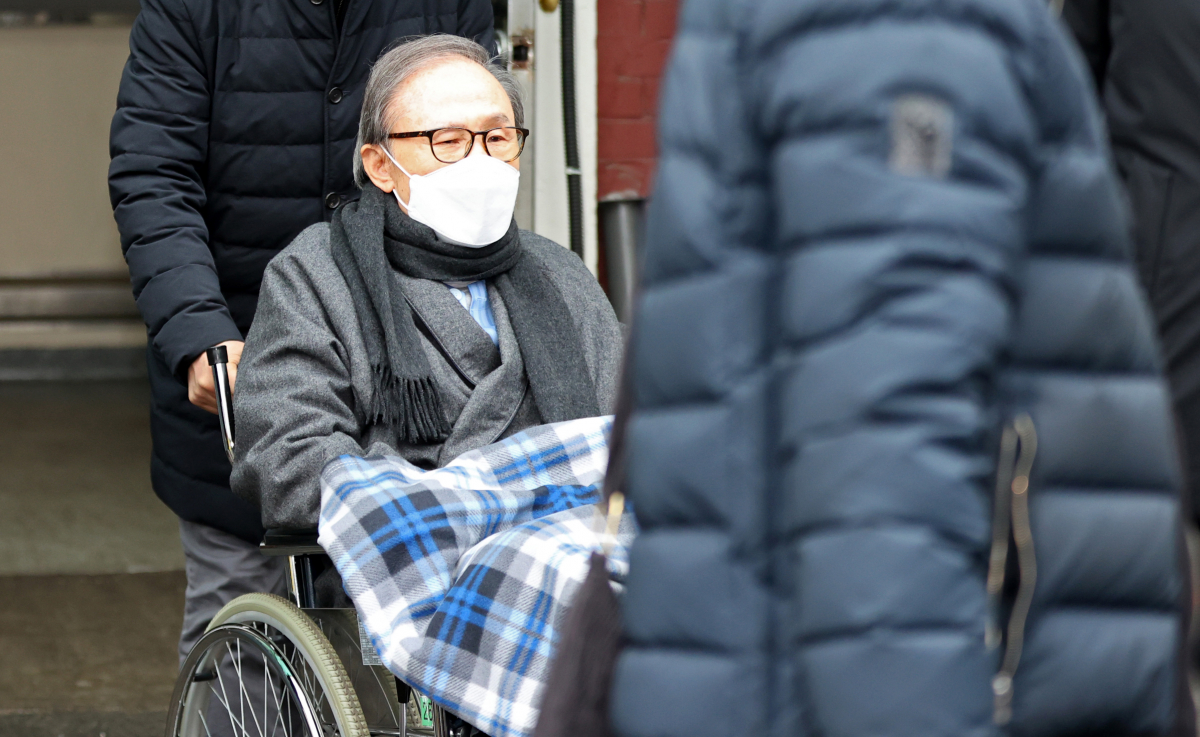▲동부구치소 수감 도중 기저질환 치료를 위해 50여일 간 병원에서 치료를 받은 이명박 전 대통령이 2월 10일 오후 서울 종로구 서울대병원에서 퇴원하고 있다. (뉴시스)