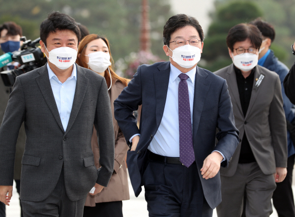 ▲국민의힘 유승민 대선 경선 후보(가운데)가 4일 오전 서울 여의도 국회에 설치된 '국민의힘 대장동게이트 특검추진 천막투쟁본부'를 방문하기 위해 이동하고 있다. 왼쪽 유의동 의원. (연합뉴스)