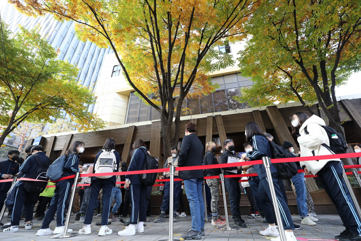 ▲서울 송파구보건소 선별진료소를 찾은 시민들이 신종 코로나바이러스 감염증(코로나19) 검사를 하기 위해 줄지어 서 있다.  (뉴시스)