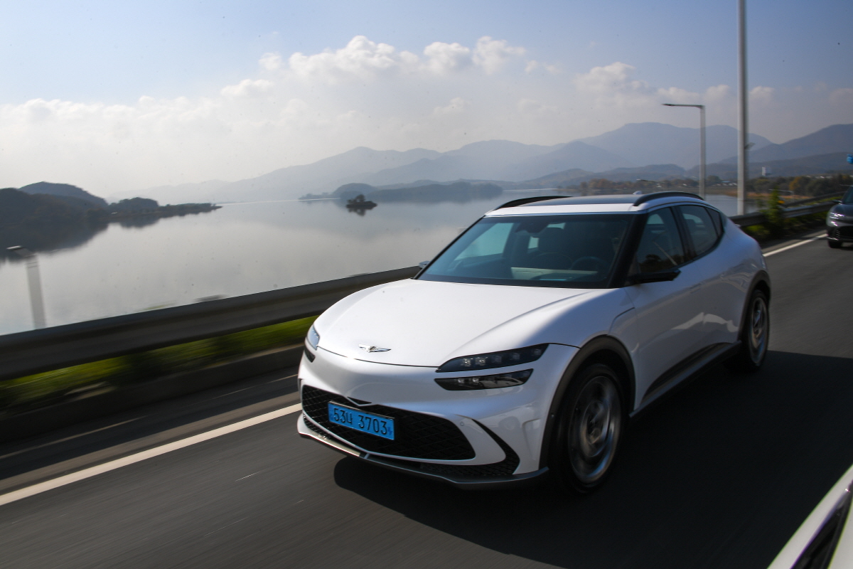 ▲제네시스 최초의 전용 전기차 GV60은 출시와 동시에 브랜드의 아이콘으로 떠올랐다. 이 시대 현대차그룹의 기술력이 총망라돼 있는 만큼, 제네시스를 성큼 미래차 영역으로 옮겨놓은 주인공이기도 하다.  (사진제공=제네시스)