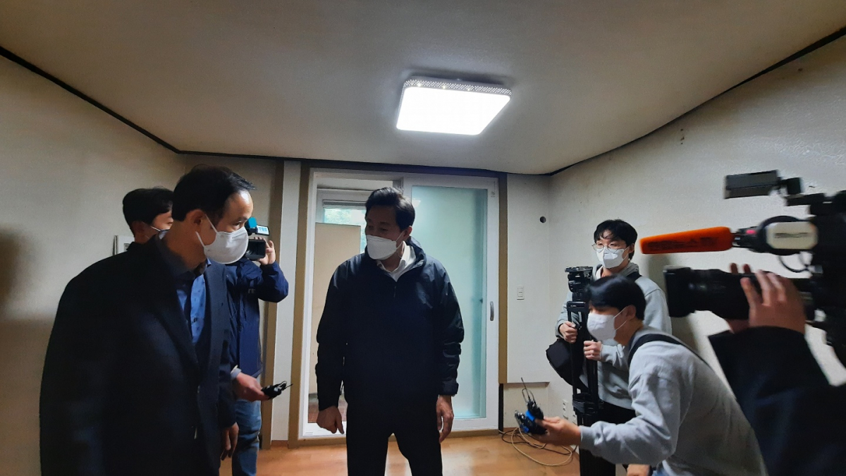 ▲오세훈 서울시장이 4일 오후 서울시 노원구 '하계5단지' 아파트 내부를 둘러보고 있다. (박미선 기자 only@)