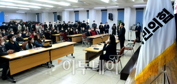 ▲홍준표 국민의힘 대선경선후보가 4일 경기 수원시 국민의힘 경기도당위원회에서 지지자들과 간담회를 갖고 인사말을 하고 있다. 신태현 기자 holjjak@ (이투데이DB)