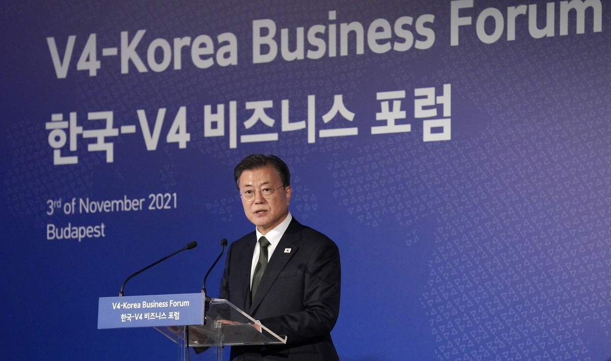 ▲<YONHAP PHOTO-0232> 한-V4비즈니스 포럼에서 축사하는 문재인 대통령 (부다페스트=연합뉴스) 최재구 기자 = 문재인 대통령이 3일(현지시간) 헝가리 부다페스트 메리어트 호텔 그랜드부다페스트홀에서 열린 한-비세그라드 그룹(V4, 헝가리·폴란드·체코·슬로바키아) 비즈니스 포럼에서 축사하고 있다. 2021.11.4 jjaeck9@yna.co.kr/2021-11-04 01:06:54/<저작권자 ⓒ 1980-2021 ㈜연합뉴스. 무단 전재 재배포 금지.>