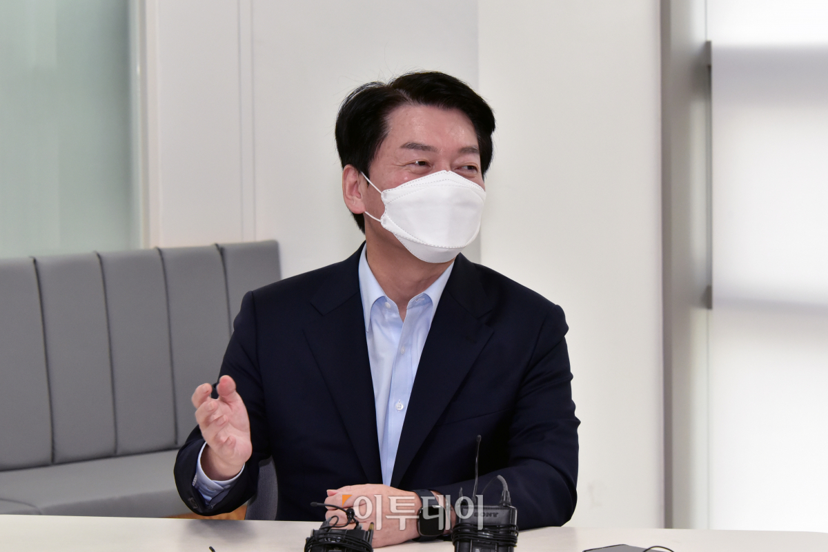 ▲안철수 국민의당 대표가 4일 경기 안양시 자율주행 벤처기업 (주)에스더블유엠을 방문해 김기혁 대표와 대담하고 있다. (국회사진취재단)