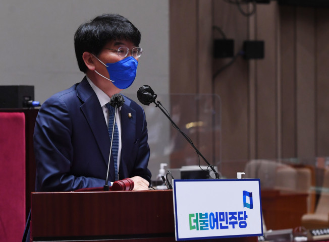 ▲더불어민주당 박완주 정책위의장이 4일 오후 서울 여의도 국회에서 열린 정책의원총회에서 모두발언을 하고 있다. (연합뉴스)