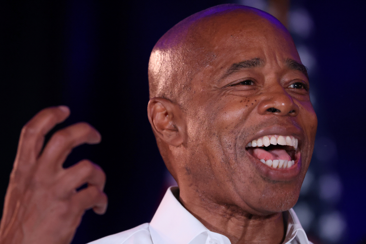 ▲에릭 애덤스 뉴욕시장 당선자가 2일 승리 선언 후 기념 행사에 참석하고 있다. 뉴욕/로이터연합뉴스