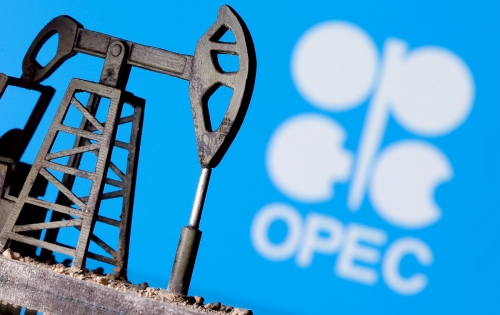 ▲석유 펌프 모형 뒤로 석유수출국기구(OPEC) 로고가 보인다. 로이터연합뉴스
