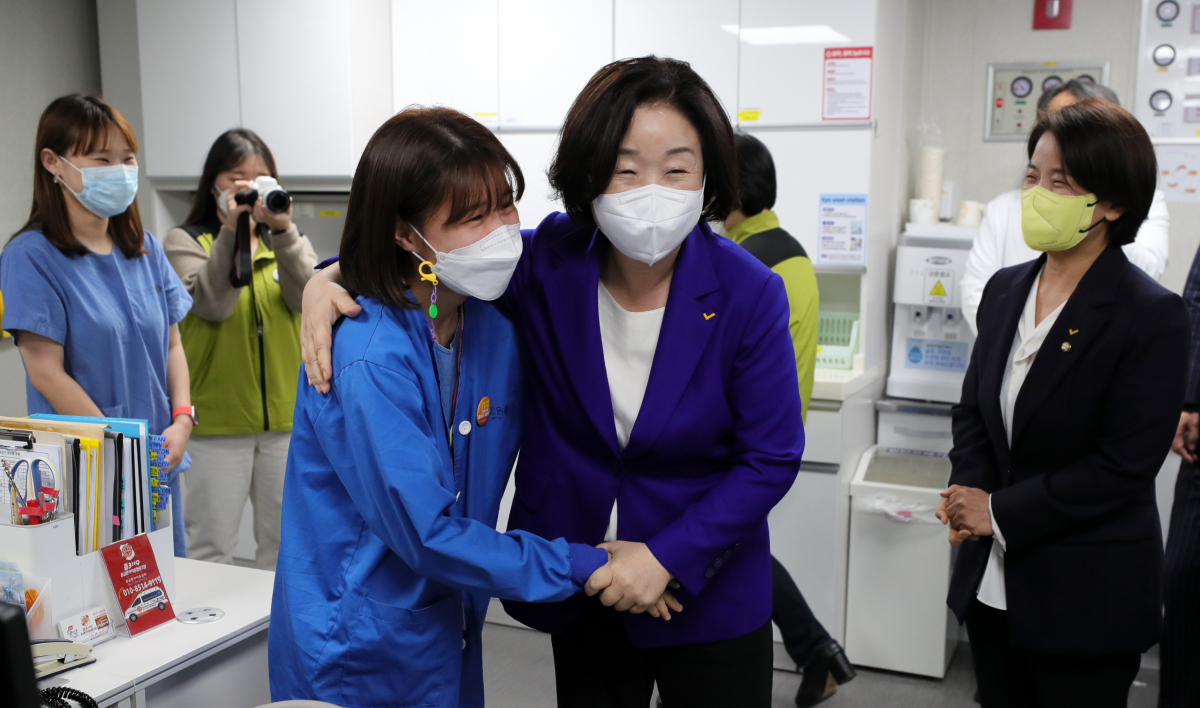 ▲심상정 정의당 대선 후보가 5일 서울 중구 국립중앙의료원 감염격리병동을 찾아 간호사들을 격려하고 있다. (국회사진기자단)