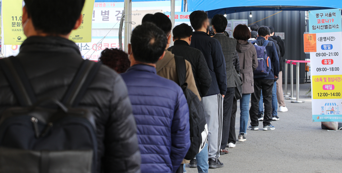 ▲코로나19 신규 확진자가 2344명으로 집계된 5일 오전 서울 중구 서울역 광장 임시선별검사소에서 시민들이 검사를 받기 위해 대기하고 있다. (뉴시스)