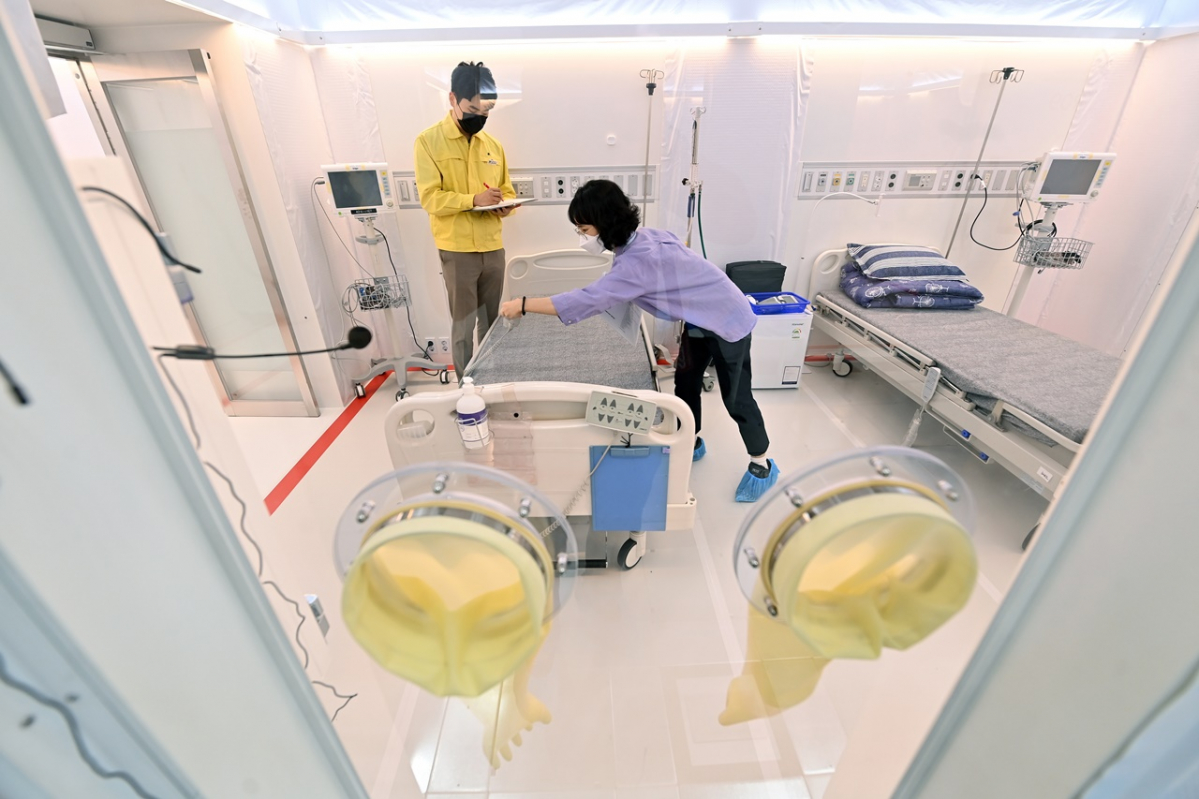 ▲경기도 제2호 특별생활치료센터에서 관계자들이 이동형 음압병동 시설을 점검하고 있다. (뉴시스)