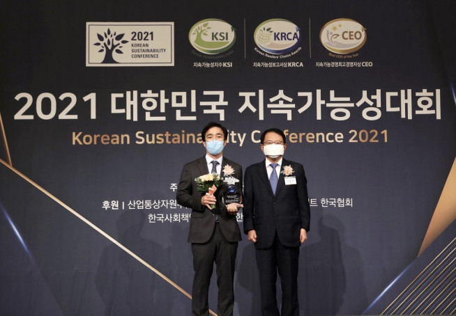 ▲5일 이효섭 롯데호텔 기획부문장(왼쪼)과 강명수 한국표준협회 회장이 ‘2021 대한민국 지속가능성 지수(KSI) 인증 수여식’에서 수상 후 기념 촬영을 하고 있다. (사진제공=롯데호텔)