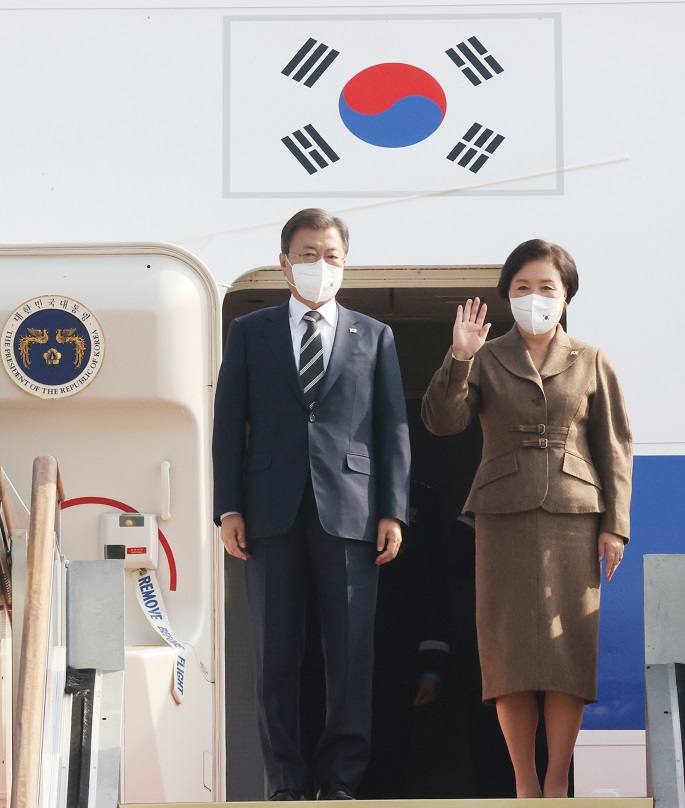 ▲<YONHAP PHOTO-2515> 유럽 순방 마친 문재인 대통령    (성남=연합뉴스) 최재구 기자 = 주요 20개국(G20) 정상회의와 제26차 유엔 기후변화협약 당사국총회(COP26) 참석 등 7박 9일간의 유럽 순방일정을 마친 문재인 대통령과 김정숙 여사가 5일 경기도 성남시 서울공항에 도착, 인사하고 있다. 2021.11.5    jjaeck9@yna.co.kr/2021-11-05 11:52:48/<저작권자 ⓒ 1980-2021 ㈜연합뉴스. 무단 전재 재배포 금지.>