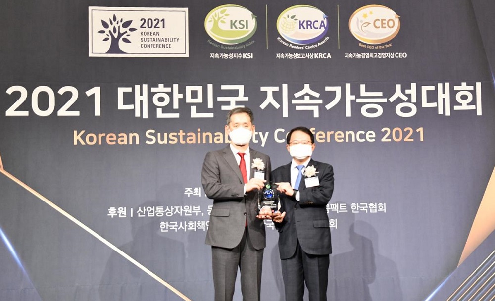 ▲박중현 한미약품 상무(왼쪽)와 강명수 한국표준협회 회장이 5일 서울 소공동 롯데호텔에서 열린 2021 대한민국 지속가능성대회 시상식 후 기념촬영을 하고 있다. (사진제공=한미약품)