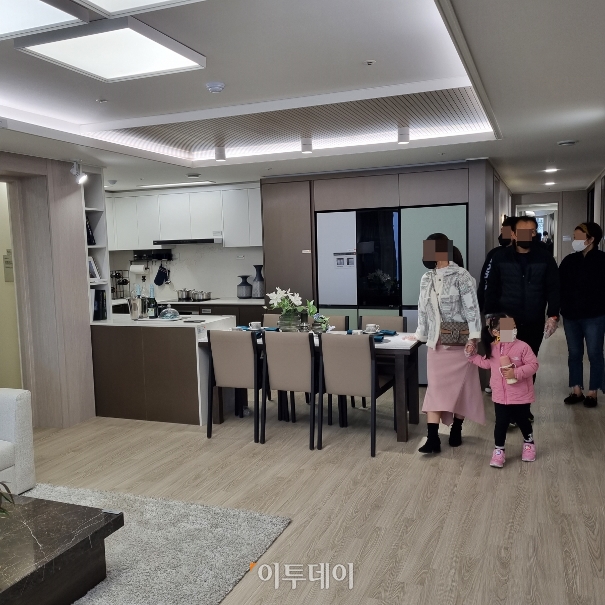 ▲관람객들이 조성된 유니트를 둘러보고 있다. (박민웅 기자 pmw7001@)