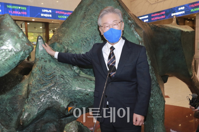▲이재명 더불어민주당 대선후보가 4일 오후 서울 여의도 한국거래소에서 열린 주식시장 발전과 개인투자자 보호를 위한 간담회를 앞두고 증시 활황을 의미하는 황소 동상 앞에서 포즈를 취하고 있다. 신태현 기자 holjjak@ (이투데이DB)