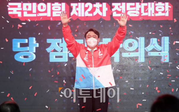▲윤석열 국민의힘 대통령 후보가 5일 오후 서울 용산구 백범김구기념관에서 열린 제2차 전당대회에서 대선 후보에 최종 선출된 후 당 점퍼를 입고 인사하고 있다. (이투데이DB)