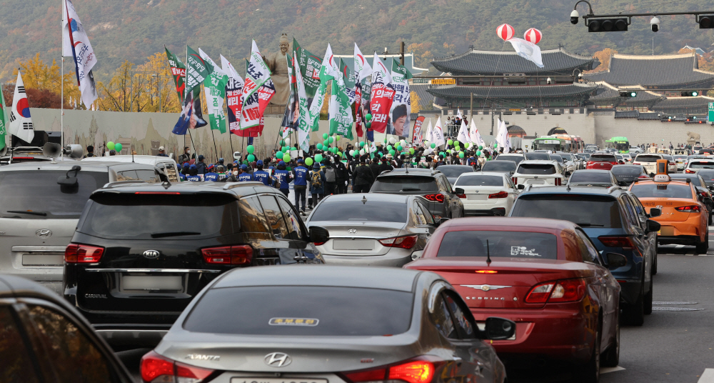 ▲단계적 일상회복(위드 코로나) 시행 후 첫 주말인 6일 서울 종로 등 도심에 1800여 명의 집회 참가자들이 몰려들었다.  (사진 제공=연합뉴스)