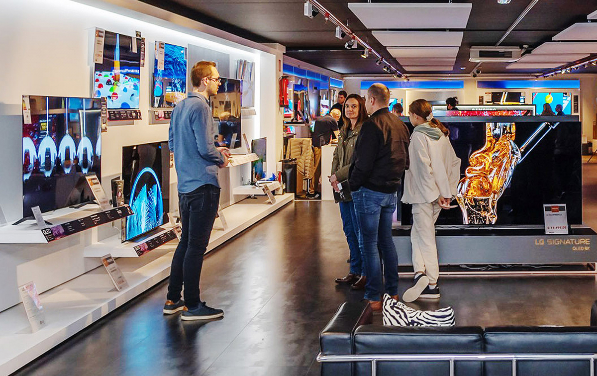 ▲벨기에의 한 가전 매장을 방문한 고객이 LG 올레드 TV를 살펴보고 있다. (사진제공=LG전자)