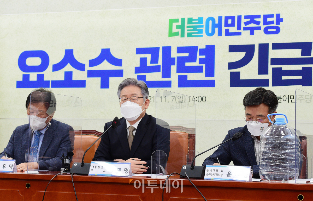 ▲이재명 민주당 대선후보가 요소수 관련 긴급점검회의에 나서 "대안 만들어내고 집행하는 과정에서 속도가 매우 중요하다"며 신속한 대책 수립과 집행을 촉구했다.  (신태현 기자 holjjak@)