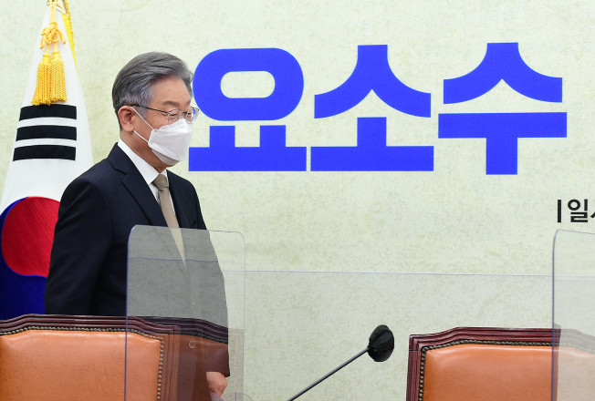 ▲더불어민주당 이재명 대선 후보가 7일 서울 여의도 국회에서 열린 요소수 관련 긴급점검회의에 참석하고 있다. (연합뉴스)