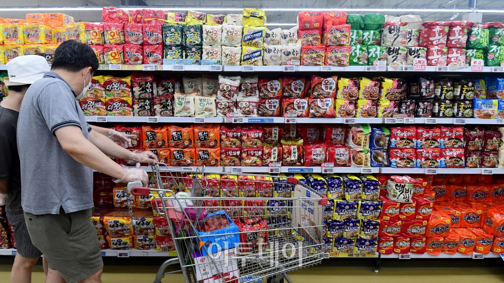 ▲오뚜기가 진라면 등 주요 라면 가격을 평균 11.9% 인상한 8월 1일 서울의 한 대형마트에서 시민들이 라면을 살펴보고 있다. 원가 압박과 인건비 상승으로 인한 오뚜기의 라면값 인상은 2008년 4월 이후 13년 4개월만이며, 농심도 4년 8개월만인 8월 16일부터 신라면 등 주요 라면의 출고가격을 평균 6.8% 인상하기로 했다. 신태현 기자 holjjak@ (이투데이DB)