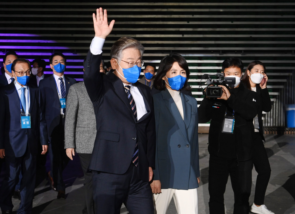 ▲더불어민주당 이재명 대선후보와 부인 김혜경씨가 서울 송파구 올림픽경기장 KSPO돔에서 열린 더불어민주당 제20대 대통령선거 선거대책위원회 출범식에 입장하고 있다. (연합뉴스)