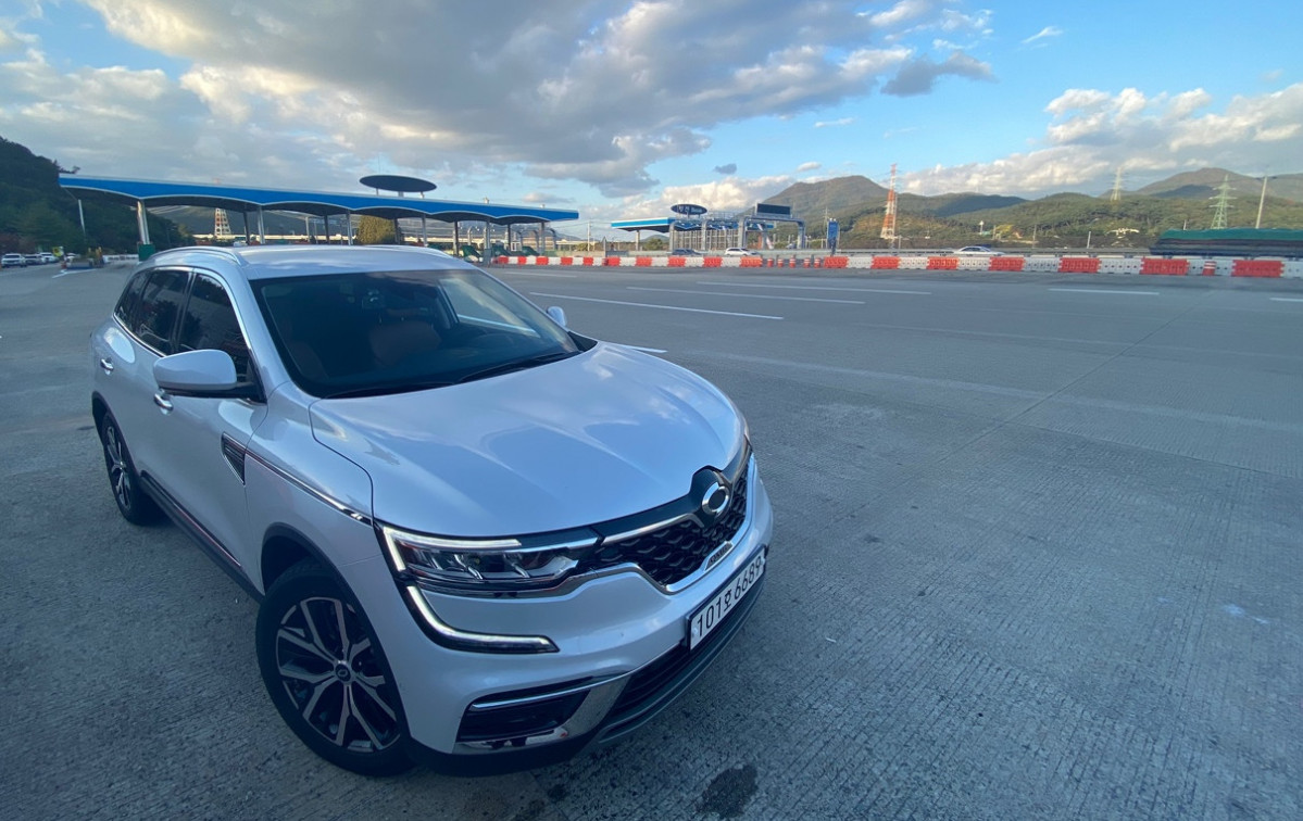 ▲출발 5시간여 만에 부산요금소를 빠져나왔다. 고속도로 연비는 꾸준히 1리터당 12km를 넘어섰다. 부드러운 승차감 덕에 장거리 운전에 대한 부담감도 적다.    (김준형 기자 junior@)