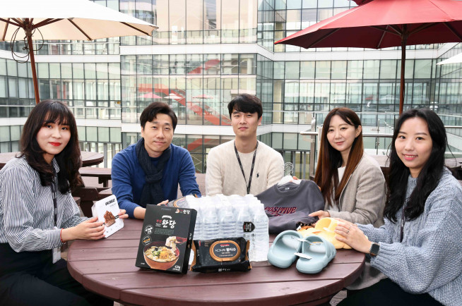 ▲서울 등촌동 홈플러스 본사에서 MZ세대 바이어들이 상품을 선보이고 있다. 백수빈(왼쪽부터) 홈플러스 신선가공팀 바이어, 권지혁 일상용품팀 바이어, 정태민 제과음료팀 바이어, 김미지 의류팀 바이어, 이지윤 홈리빙팀 바이어가 자신이 개발한 상품을 선보이고 있다. (사진제공=홈플러스)