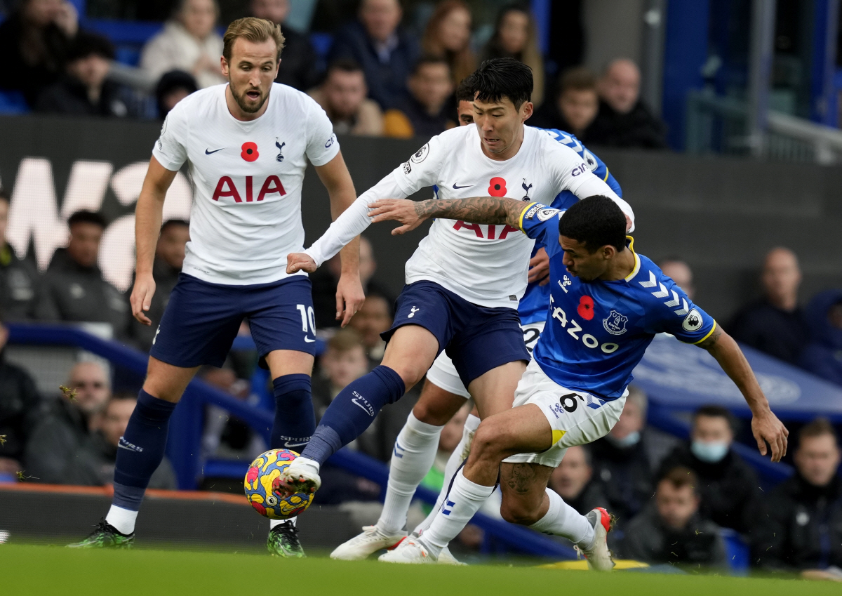 ▲7일(현지시각) 영국 리버풀 구디슨 파크에서 열린 2021-2022 잉글랜드 프리미어리그(EPL) 11라운드 에버튼과의 경기에서 볼경함을 펼치고 있는 손흥민 (AP/연합뉴스)