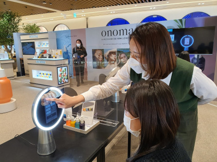 ▲대전신세계 아트&사이언스에 마련된 AI 매장에서는 '오노마'를 AI 기반의 스마트 미러인 제트미러로 만날 수 있다.  (사진제공=신세계백화점)