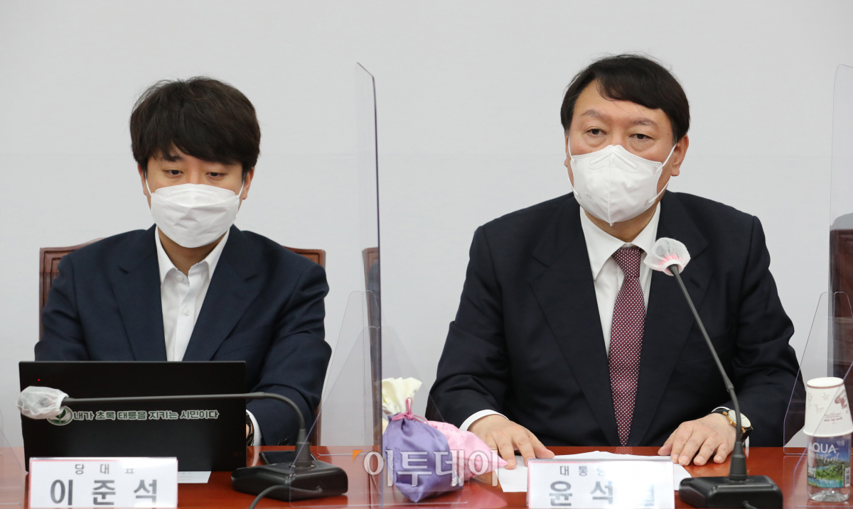 ▲윤석열 국민의힘 대선 후보(오른쪽)가 8일 오전 서울 여의도 국회에서 열린 최고위원회의에서 발언하고 있다. (국회사진취재단)