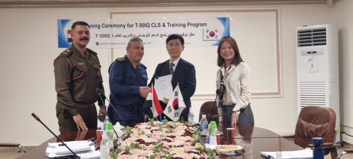 ▲(왼쪽) 국방부 군수국 아딜 다우드 이브라힘 준장, (오른쪽) KAI 수출사업운영실 배찬휴 상무. (사진제공=KAI)