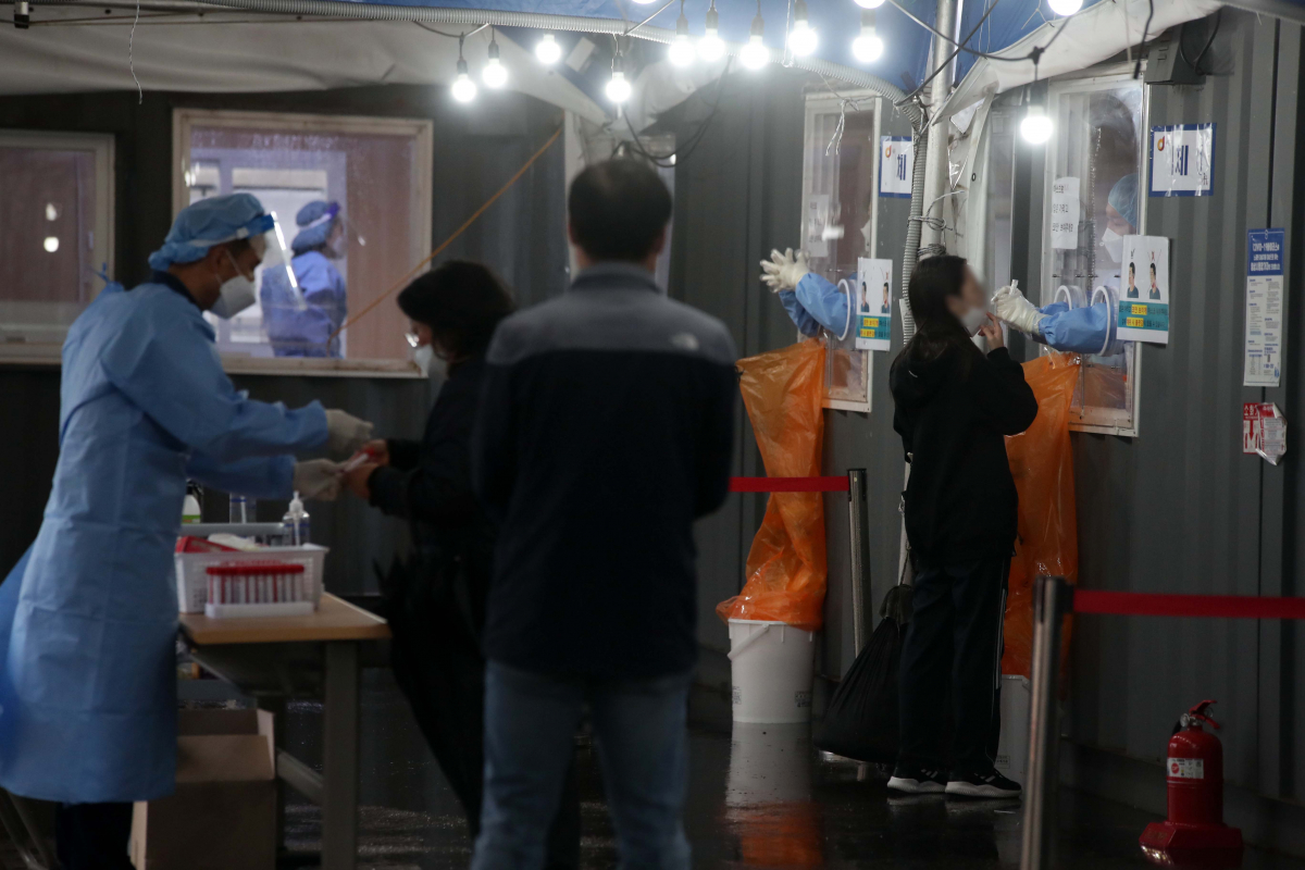 ▲0시 기준 1760명의 신규 코로나19 확진자가 발생한 8일 오전 서울역광장 임시선별검사소에서 시민들이 검사를 받고 있다. (뉴시스)