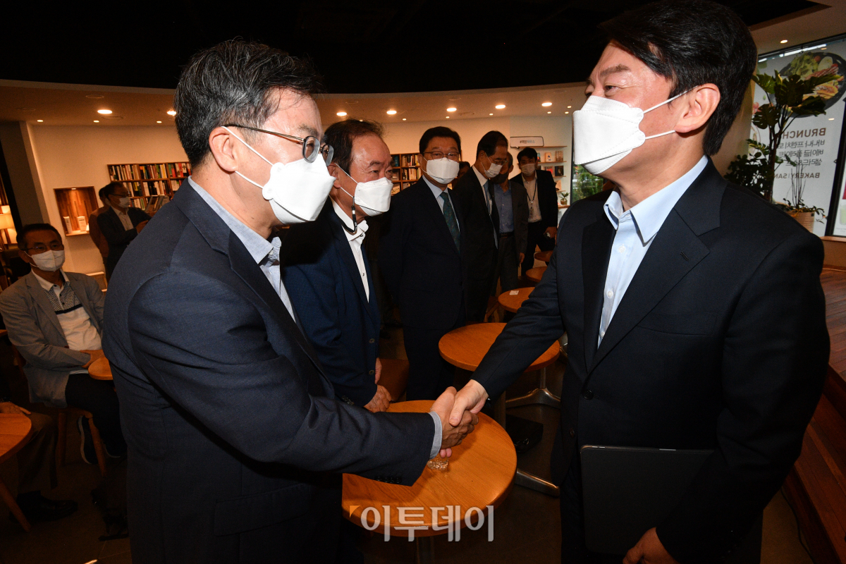 ▲안철수 국민의당 대표와 대선 출마를 선언한 김동연 전 경제부총리가 9월 13일 오전 서울 여의도의 한 카페에서 열린 '극중의 길, 민주공화국의 앞날' 강연회에 참석해 인사하고 있다. (국회사진취재단)