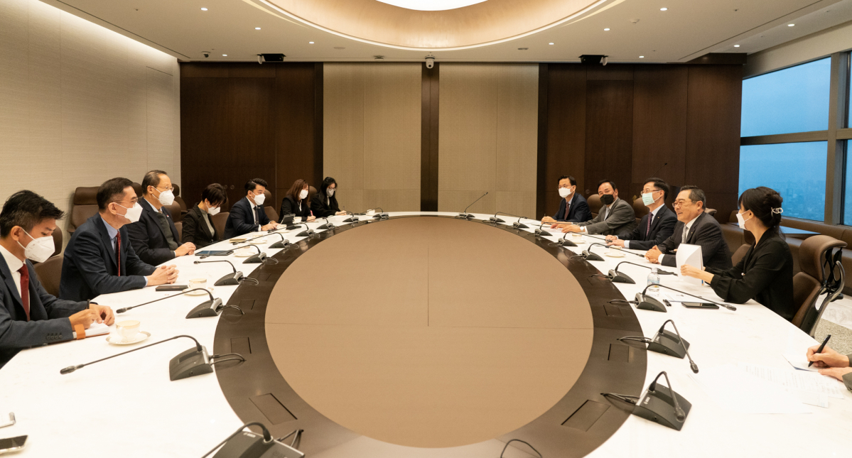 ▲환담하고 있는 무역협회 구자열 회장(오른쪽 두번째)와 탄 스 릉 싱가포르 노동부·산업통상부 제 2장관(왼쪽 세번째) (사진제공=무역협회)