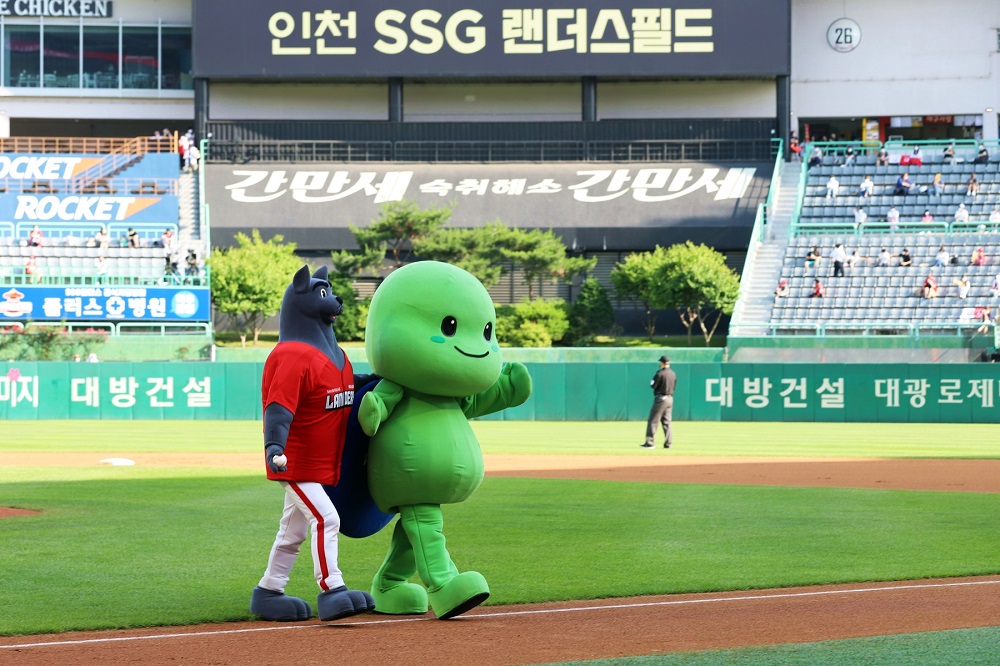 ▲한국국토정보공사(LX공사) 마스코트 '랜디'(오른쪽)가 동명의 SSG랜더스 마스코트 랜디와 함께 그라운드를 거닐고 있다. (사진제공=한국국토정보공사(LX))