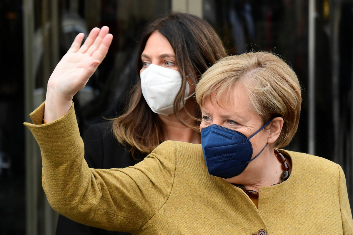 ▲앙겔라 메르켈 독일 총리가 4일 브레머하펜의 한 박물관을 방문하며 손을 흔들고 있다. 브레머하펜/로이터연합누스
