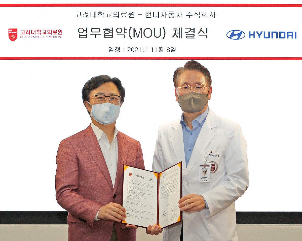▲현대차가 고려대학교의료원과 ‘스마트 의료기기-이동형 병원 개발 공동 연구’ 업무협약(MOU)을 체결했다. 체결식에 나선 지영조(왼쪽) 현대차그룹 이노베이션담당 사장, 김영훈 고려대학교의료원 의무부총장 겸 의료원장의 기념 촬영 모습.  (사진제공=현대차그룹)