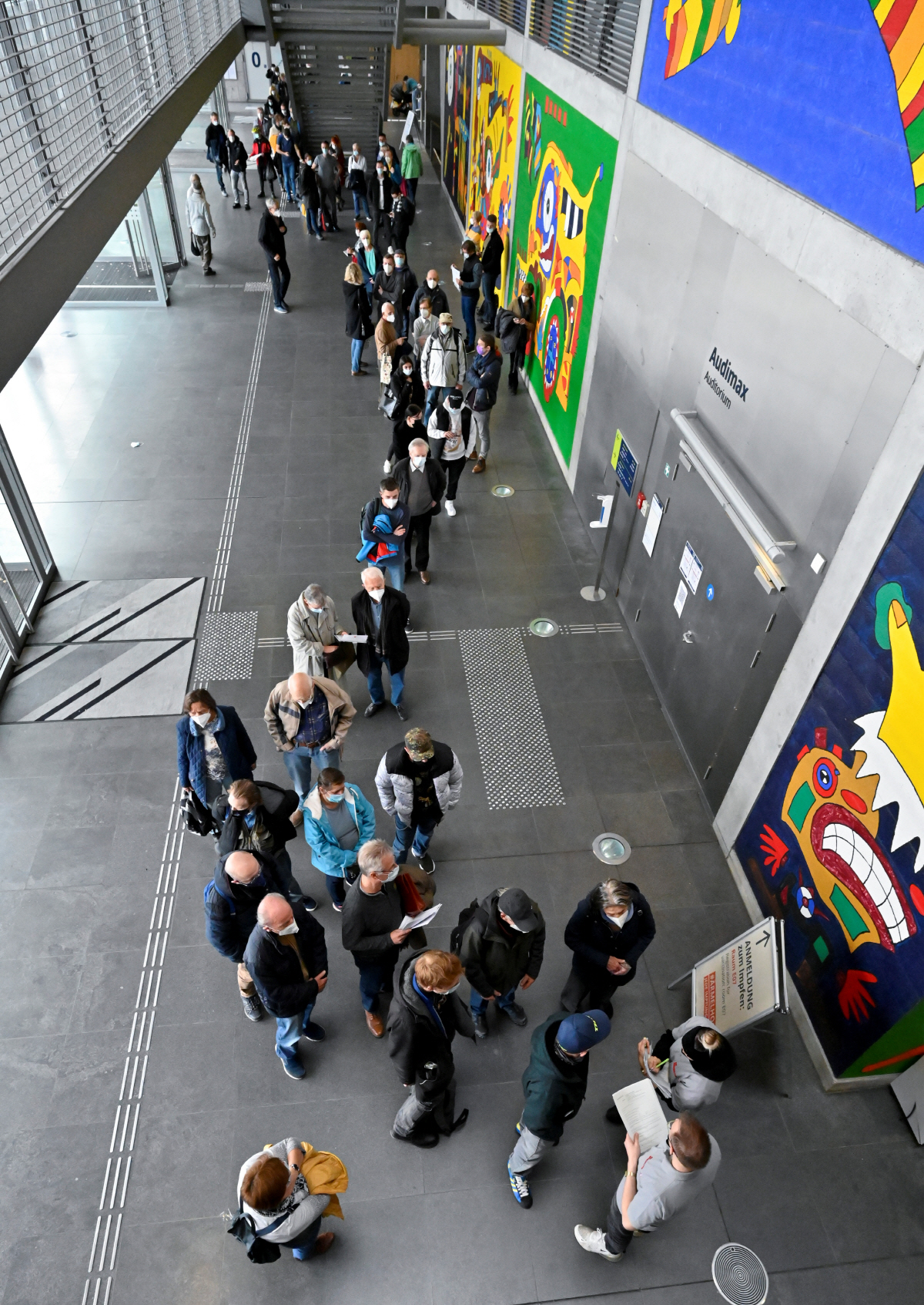 ▲88일(현지시간) 독일 드레스덴에 있는 한 대학교 캠퍼스 건물 안에서 사람들이 백신 접종을 위해 줄을 서고 있다. 드레스덴/로이터연합뉴스
