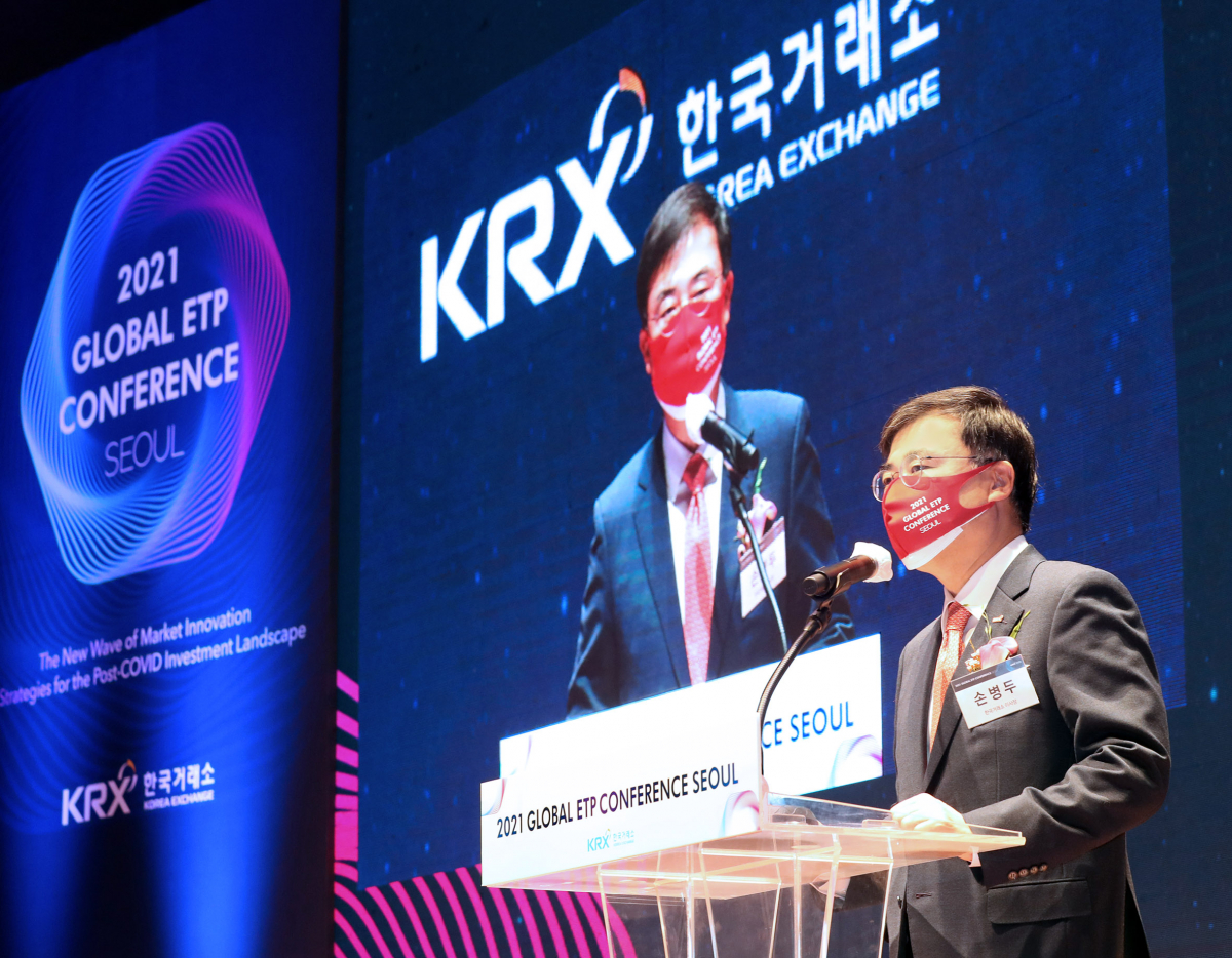 ▲2021 글로벌 ETP 컨퍼런스 서울에 앞서 손병두 한국거래소 이사장이 개회사를 하고 있다. (사진제공=한국거래소)