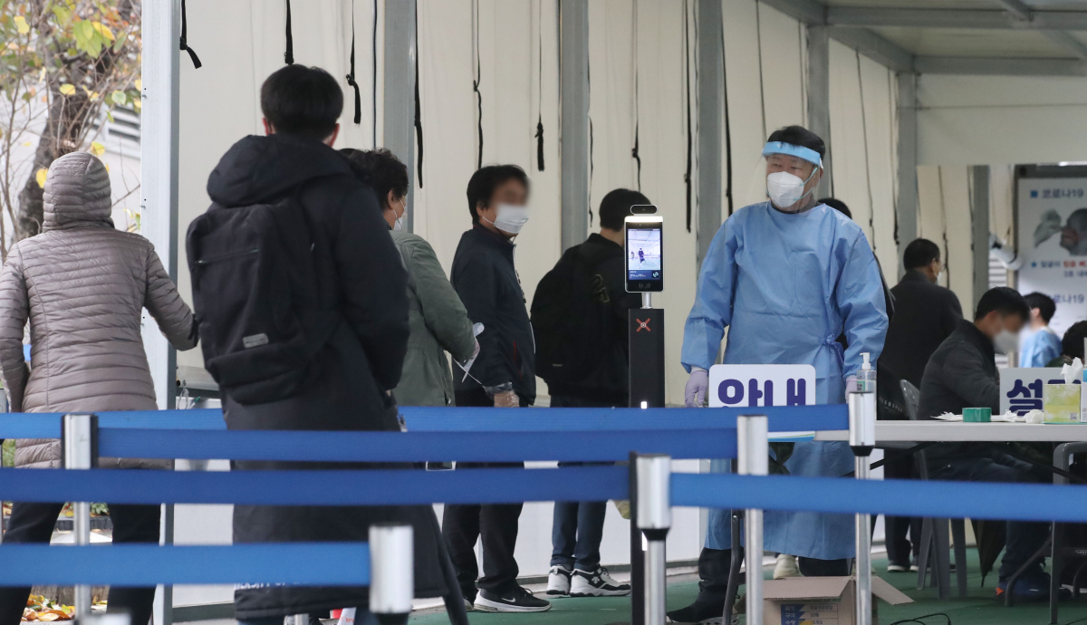 ▲코로나19 신규확진자 수가 1715명으로 집계된 9일 오전 서울 동대문구 청량리역 광장 임시선별검사소에서 시민들이 검사를 받기 위해 대기하고 있다. (뉴시스)