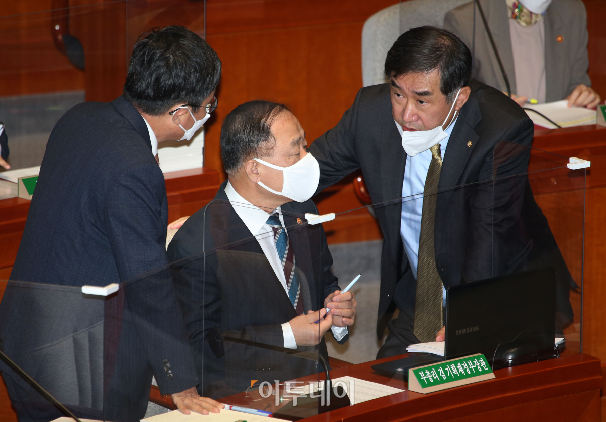 ▲9일 국회에서 열린 예산결산특별위원회에서 더불어민주당 맹성규간사(오른쪽)가 홍남기 부총리에게 다가와 대화하고 있다. (신태현 기자 holjjak@)
