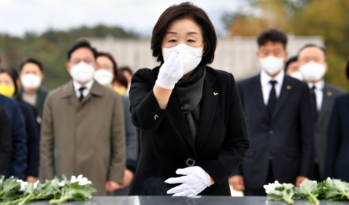 ▲정의당 심상정 대선후보가 8일 오후 광주 북구 운정동 국립5·18민주묘지에서 참배를 하고 있다. (뉴시스)
