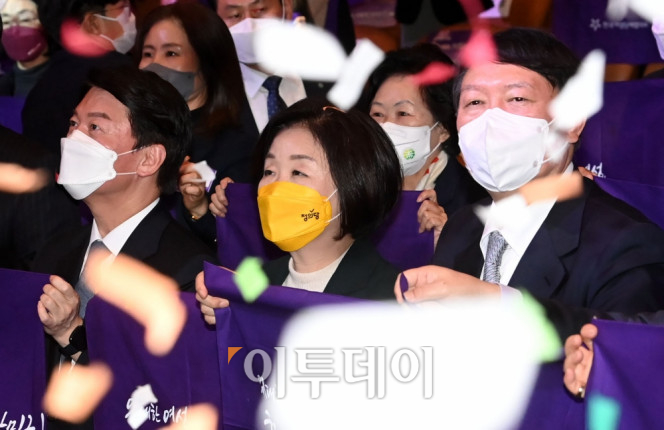 ▲윤석열 국민의힘 대선 후보와 심상정 정의당 대선 후보, 안철수 국민의당 대선 후보가 9일 서울 삼성동 코엑스에서 열린 제56회 전국여성대회에서 슬로건이 적힌 스카프를 들고 퍼포먼스를 하고 있다. 국회사진취재단 (이투데이DB)