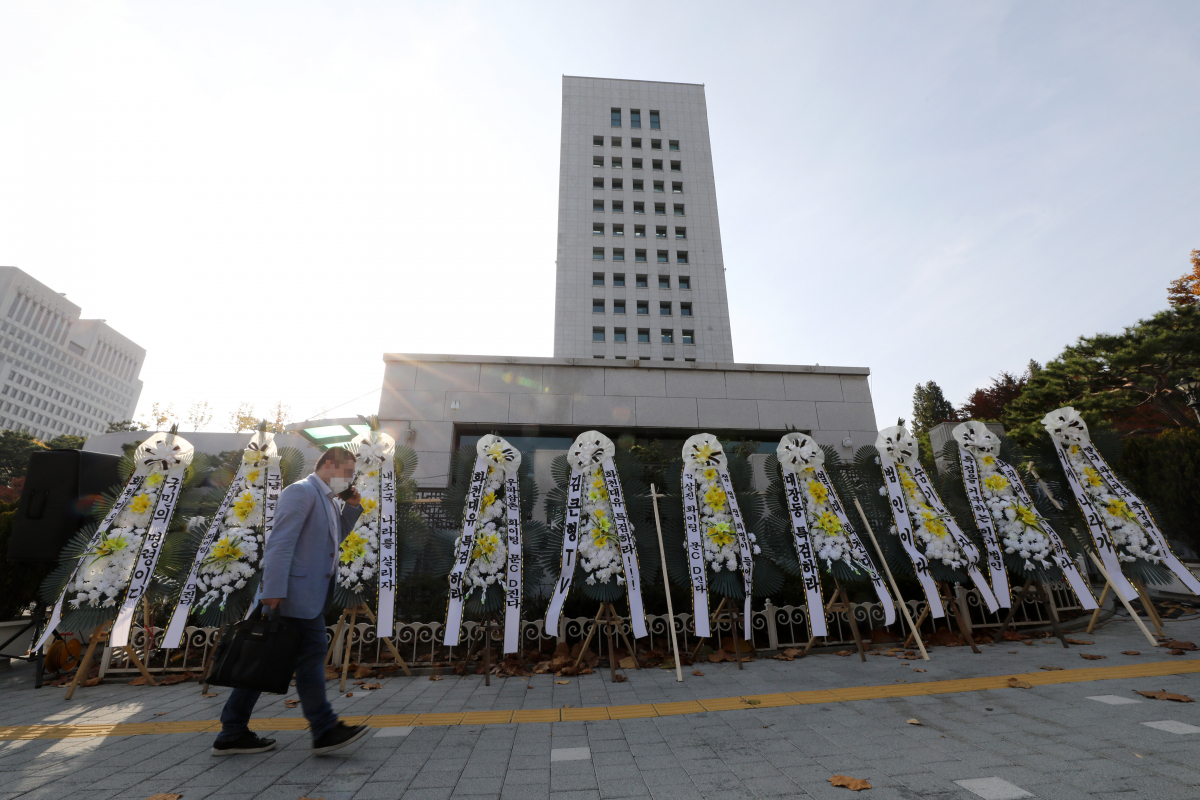 ▲2일 오후 서울 서초구 대검찰청 인근에 대장동 개발사업 관련 특검을 촉구하는 근조화환이 설치돼 있다.   (뉴시스)